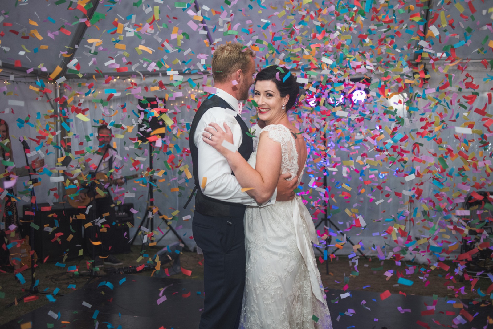 confetti-canon-wedding-first-dance-Queenstown-Twizel-Wedding-Photographer-Scenery-Beautiful-New-Zealand-Wedding-Lake-View-Invercargill05