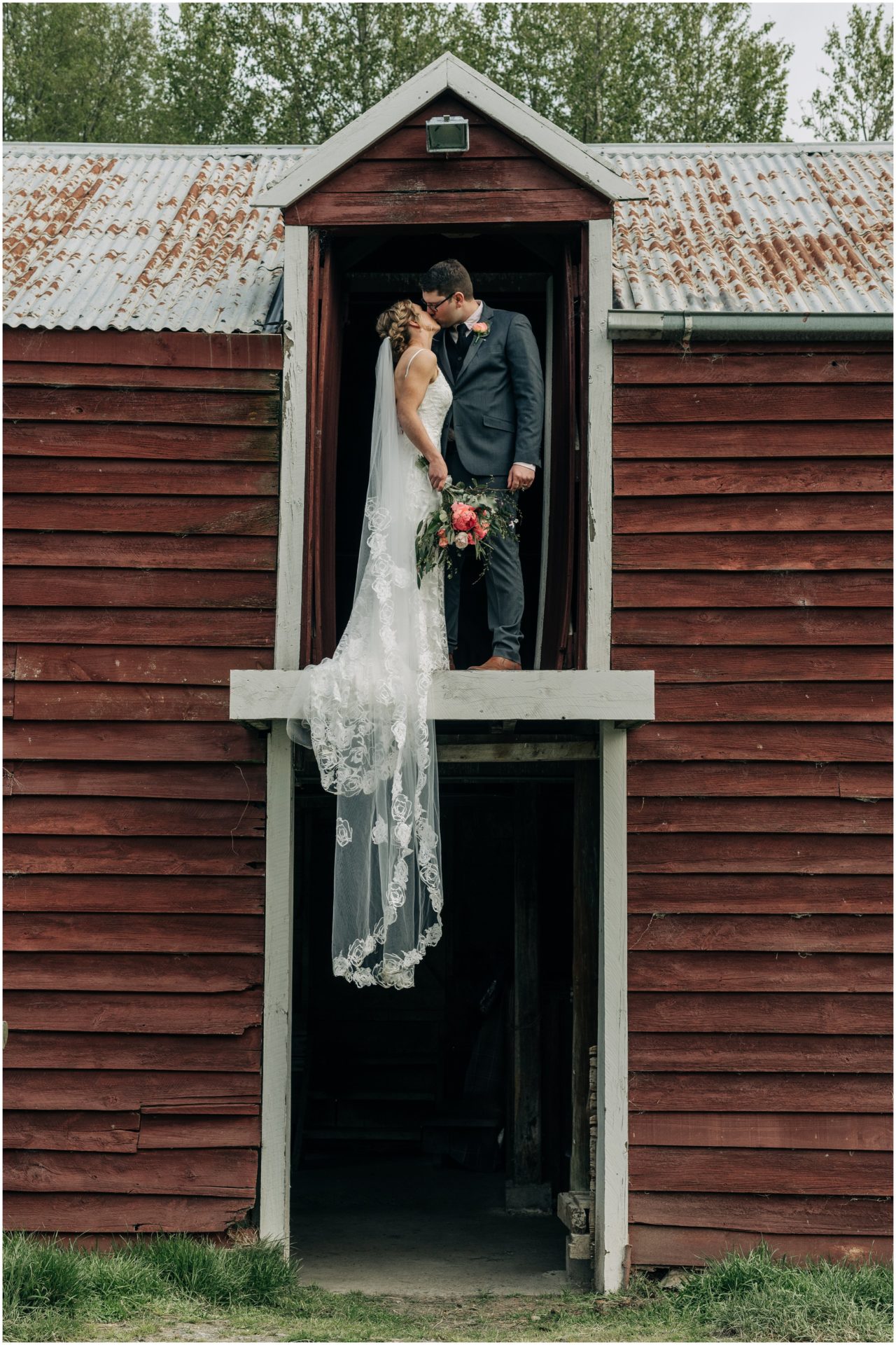 invercargill-christchurch-wedding-photographer-hideaway-barn